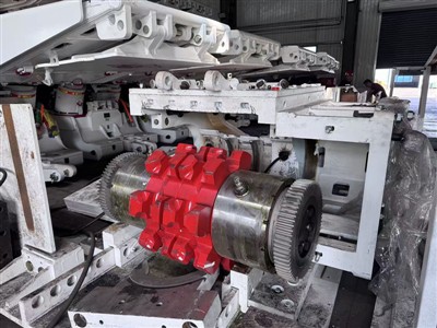 Aceptación asegurada: o conxunto de piñóns AFC prepárase para a instalación s...